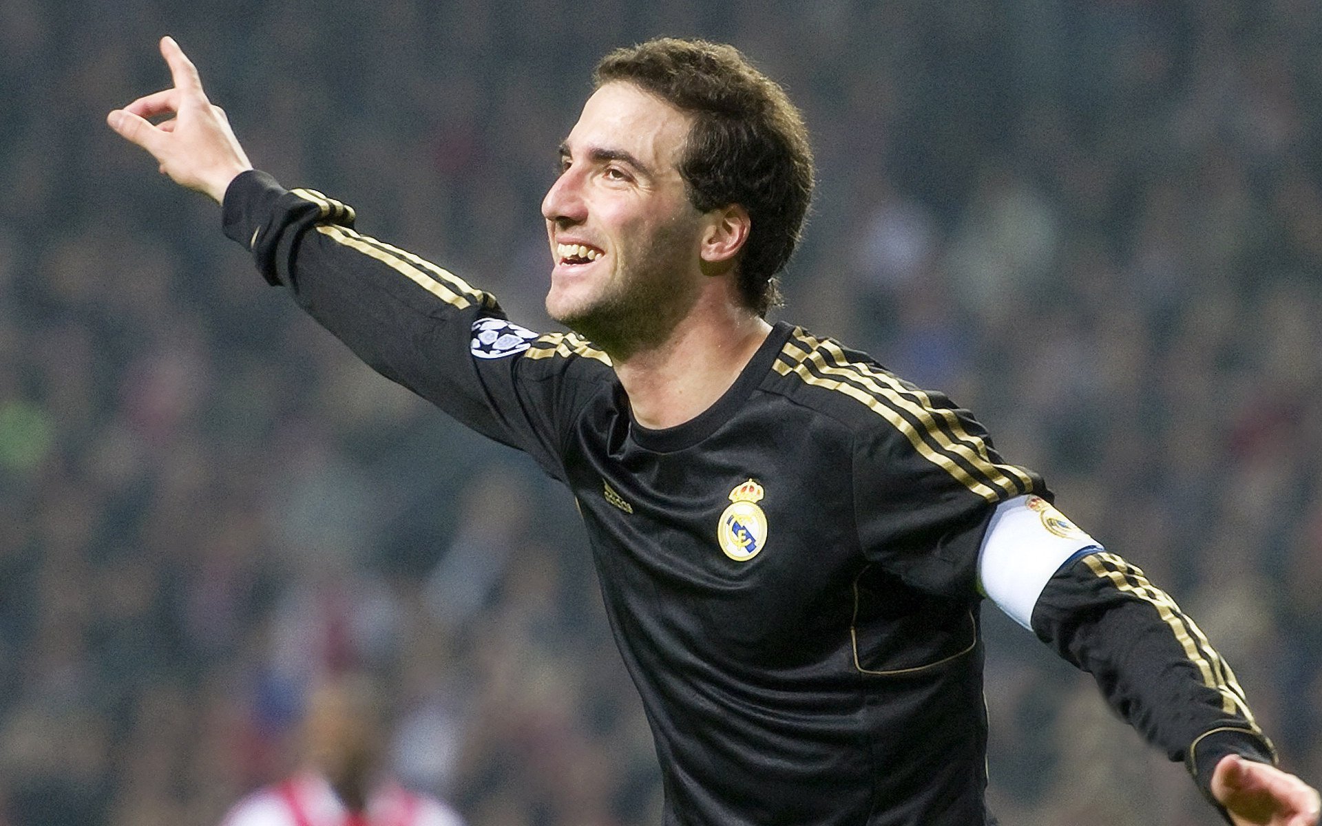 图卢兹边路活跃带动整场比赛节奏，图卢兹位置