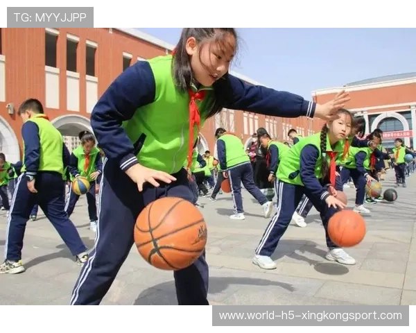 篮球少年用热爱追逐光芒，酷爱蓝球的少年