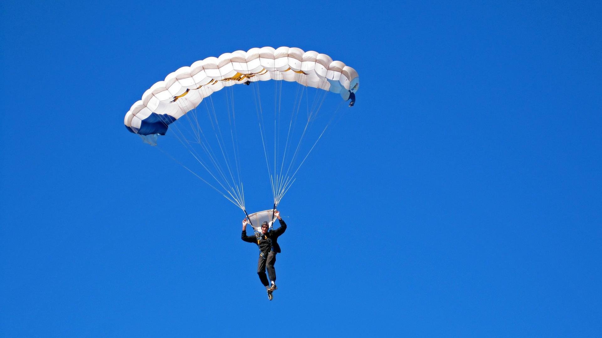 “龙舟赛畅快激情，天府新区迎来速度与力量的较量”